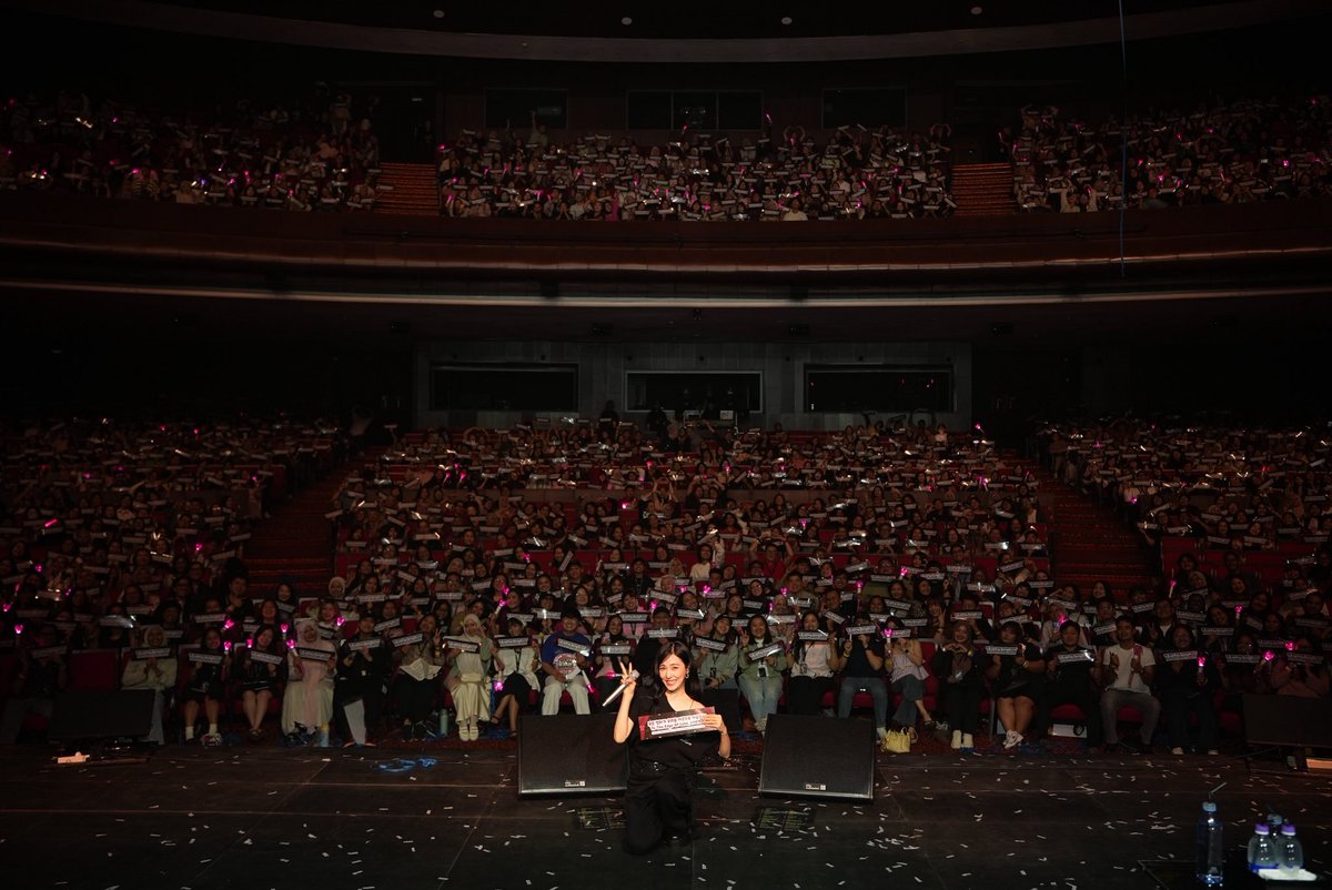 SNSDINAUNION's tweet photo. Tiffany Young: Edge of Calm Tour in Jakarta was an absolute success and a masterpiece. 🎀💖🩷

A beautiful celebration of 10 years with our eye-smile queen. Tiffany looked incredibly stunning and happy with her iconic eye smile on stage.

Thank You SONEs & YOUNGONES for cooperating and making all the fan projects successful for Tiffany's very first solo concert in Indonesia.
See you at the next exciting project! 🫶🏻💖🩷

#TiffanyYoung 
#EdgeofCalmTour #EdgeofCalminJakarta