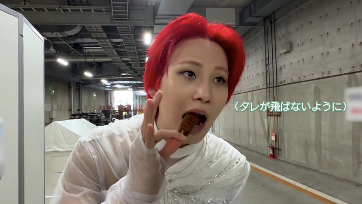 nana_renjam's tweet photo. 蓮くんケータリング紹介係として2日ともお知らせしてくれてありがとうだしその白衣装でみそ串かつは強気すぎるし味噌煮込みうどんの卵抜きをちゃんとお願いできてえらい

https://t.co/mG9gg3ielt https://t.co/AJatJaHZ6d