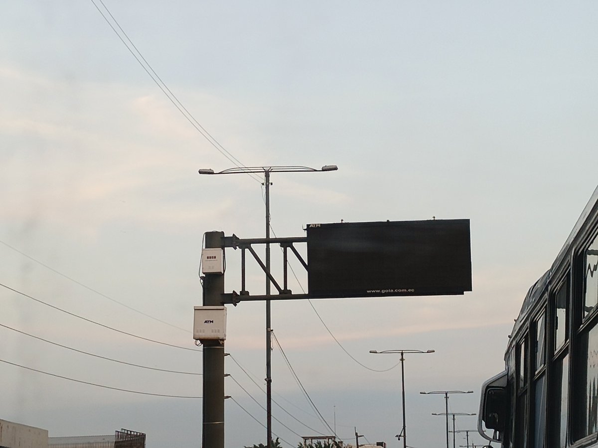oscarmanz's tweet photo. @EcuavisaInforma @RTSEcuador @teleamazonasec @eluniversocom haces algunos años la @ATM_Transito y el @alcaldiagye promocionaron estos letreros informativos para las vías de Guayaquil,hoy están desactivados,sin uso ,cogiendo polvo,lluvia y sol https://t.co/GnHfaw3oh4
