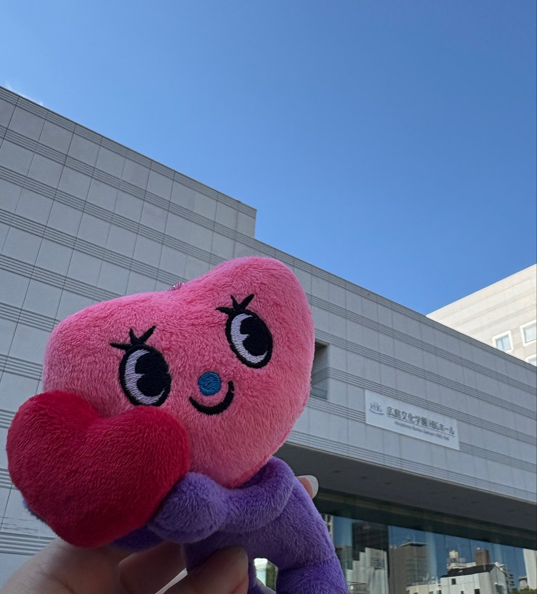 mik__miche's tweet photo. おかえりーひろってもらい、左の方がサインボールゲットし、右隣の相方がタオルをゲットし、カープタオルの最高じゃー！！見つけてもらい、、、

えーじゃなくてー、、
最高じゃー！！

みんなありがとう。カナやんありがとう。
最高のチーム4列目でした😭😭♥️

#カナやん #heartbeat #広島
#最高じゃ https://t.co/dk5IbJzsWo