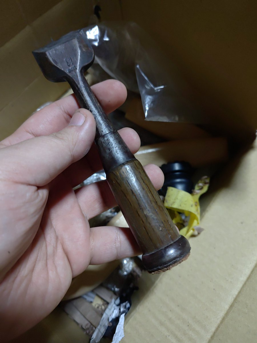 ryuzinsan's tweet photo. ヤフオクでノミの中古買ったんだけど
商品説明に大工で使ってたけど引退するから出品するって書いてあって

届いたのがこれ 

ここまでちゃんと道具を使い続けた職人が居た事になんか感動しちゃった https://t.co/Mjy7p6sUFB