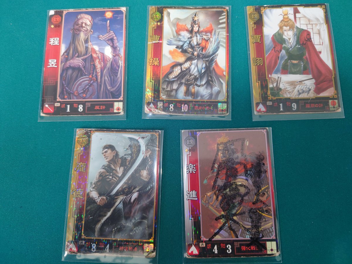 eightlovtotoku's tweet photo. 三国志大戦、私の愛用デッキの話が出てきましたが、栄斗と歩んだ覇王デッキは私の部屋で長き闘いを終え眠っています。
折角の機会なので、10数年ぶり？にカードを表に出してみますか。
強いカードで組んだのはそりゃそうなんだけど、当時賈詡は意外と注目されてなかった。
初代、誰より��練習したな〜 https://t.co/eltcM3o62v