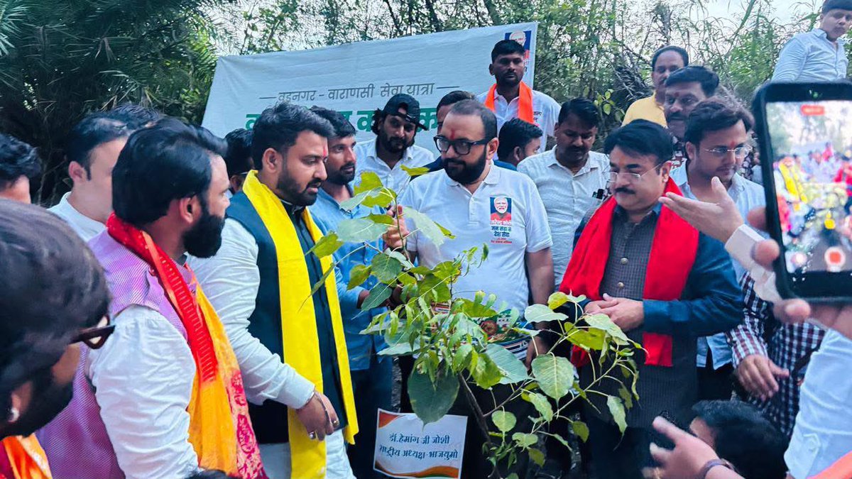 manojsthakur's tweet photo. मध्यप्रदेश में ‘सेवा संकल्प यात्रा’ के आगमन पर बेटमा में सर्वप्रथम डॉ. बाबा साहेब अंबेडकर जी की प्रतिमा पर माल्यार्पण किया। तत्पश्चात स्वर्गीय दादा निर्भय सिंह जी पटेल की प्रतिमा पर माल्यार्पण कर श्रद्धांजलि अर्पित की एवं वीर तेजाजी महाराज के मंदिर पहुंचकर दर्शन-पूजन किया। https://t.co/MsrUAIb5Lo
