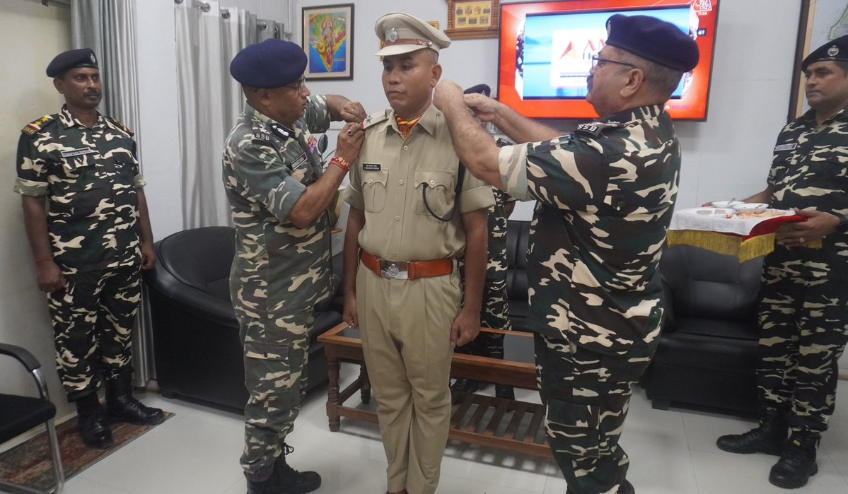 12BnSSB_INDIA's tweet photo. दिनांक 22.09.26 को श्री स्वर्ण जीत शर्मा, कमांडेंट 12वीं वाहिनी स.सी.बल, किशनगंज  द्वारा मुख्य आरक्षी/सामान्य वाई. विश्वनाथ सिंह को स.उप नि./सामान्य के पद पर पदोन्नत किया गया।
इस अवसर पर कमांडेंट महोदय द्वारा पदोन्नत कार्मिक को बधाई एवं उज्ज्वल भविष्य के लिए शुभकामनाएँ दी गईं। https://t.co/IFRxuelr85