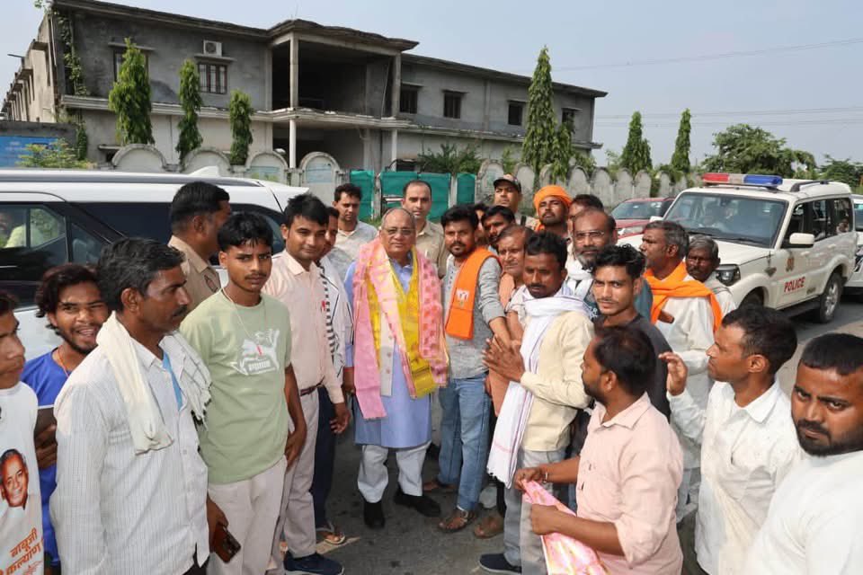 RajveersinghUP's tweet photo. आज विधानसभा अतरौली में सम्मानित परिवारजनों एवं आत्मीयजनों द्वारा मिले आशीर्वाद रूपी स्वागत ने हृदय को भावविभोर कर दिया
आप सभी का यह अपार स्नेह,विश्वास और आशीर्वाद मेरे लिए सदैव प्रेरणास्रोत है। आपके प्रेम और अपनत्व के लिए हृदय की गहराइयों से कोटि-कोटि धन्यवाद एवं आभार।
#Atrauli https://t.co/2x9Im5LVfL