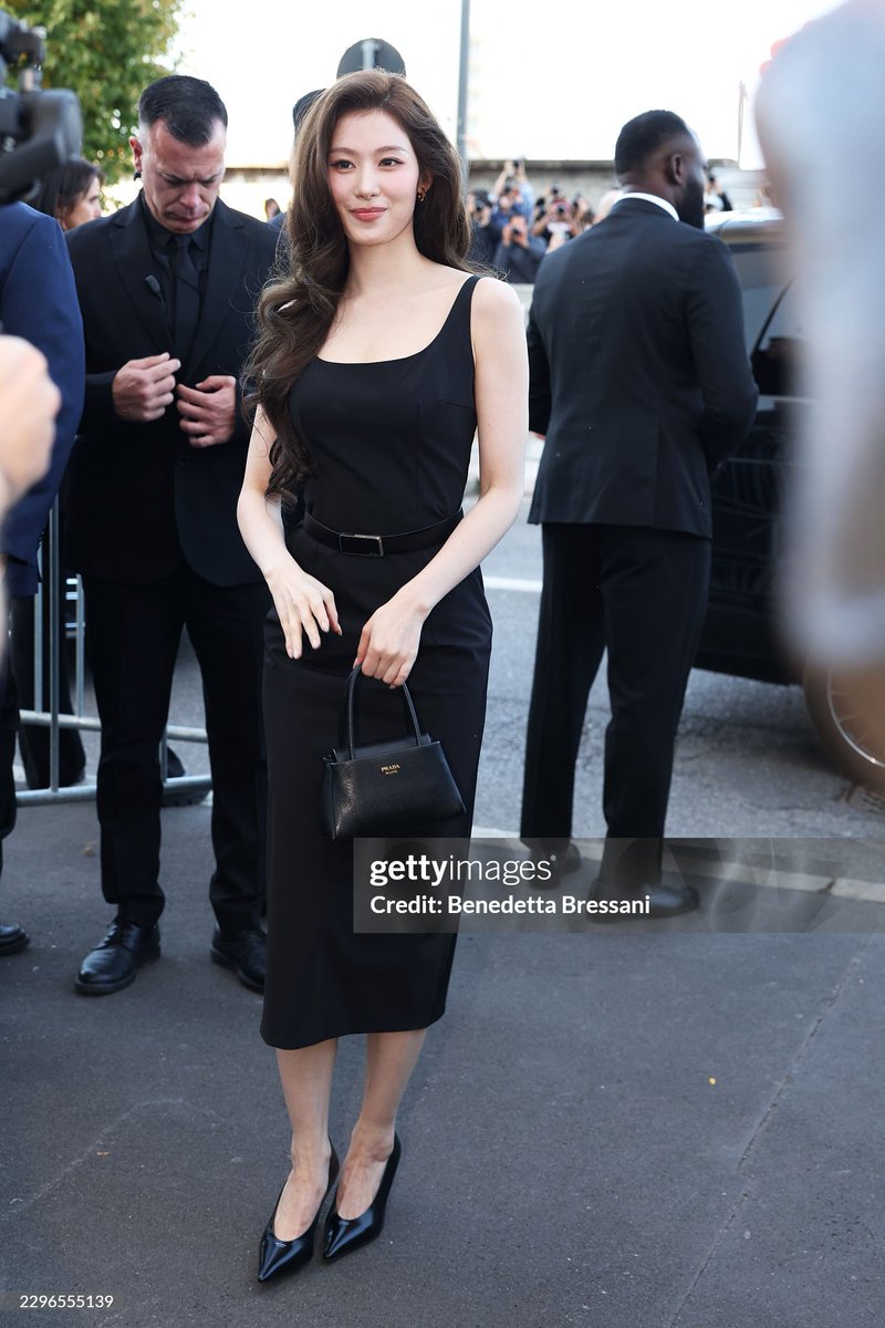 misanashine's tweet photo. SANA getty 🔥🔥

SANA OWNS THE MOMENT IN PRADA
#PradaxSANA #PradaSS27xSANA
#SANA #PradaSS27 https://t.co/H7dUUUYjd0