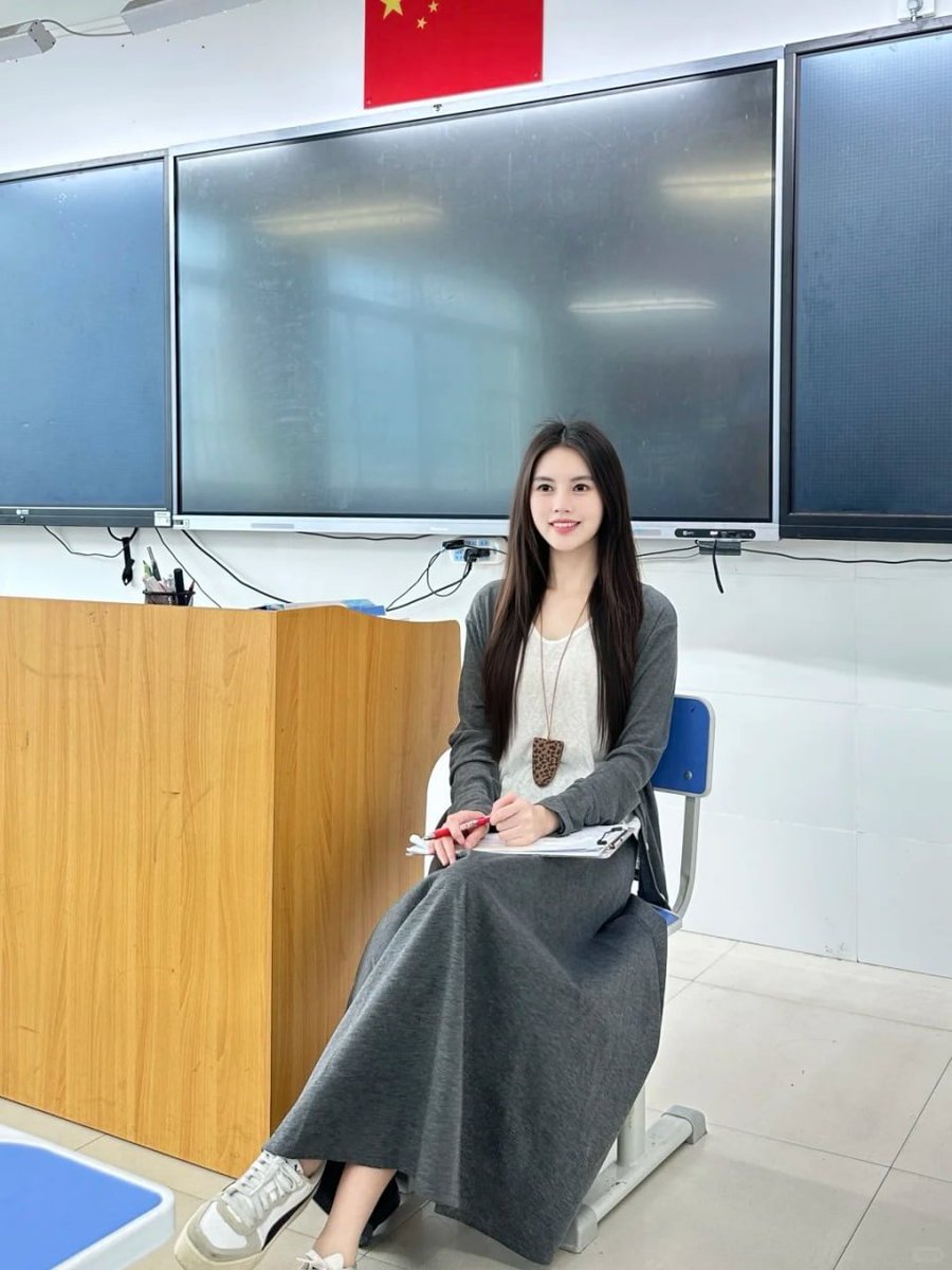 NovriTernando's tweet photo. 当了老师以后才发现 那些上课经常回应你的学生 真的容易被记住 #女教师 #教师日常 #窗边随拍 https://t.co/TgXGwJxaI4