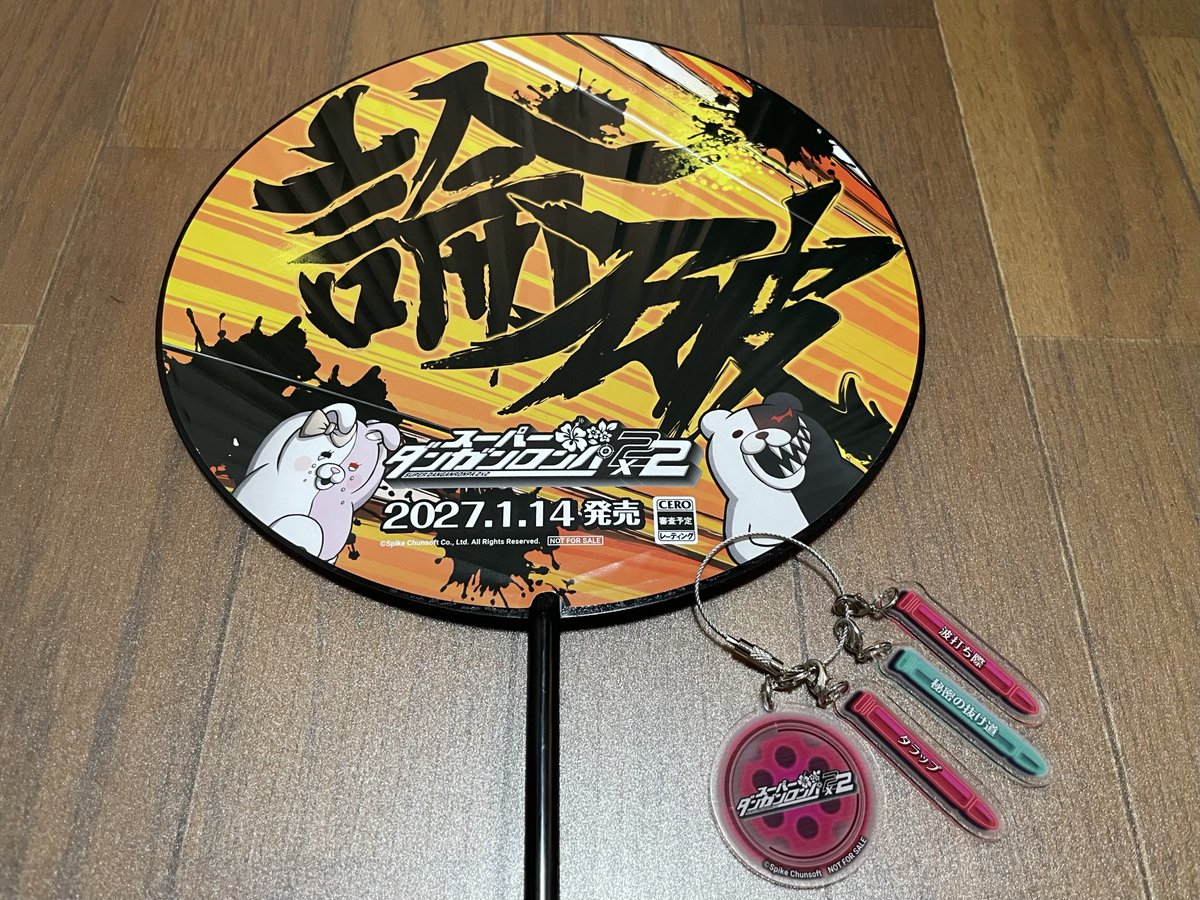 HARUTAcosp's tweet photo. TGS2026ノベルティまとめ（一部）
① CONTROL ResonantTシャツとバッグ
ゲーム面白かったけどヘッドホンがブッツブツでキツかった
②ラタタンピンバッジとカード
昨年に続き2日連続で行けた！欲しかったカモネーロで歓喜
③ダンロンうちわとコトダマキーホルダー
これを貰うには写真をSNSにアップせないかんかったんや
④夜廻三シール
あるとは思わなかったから嬉しい！！