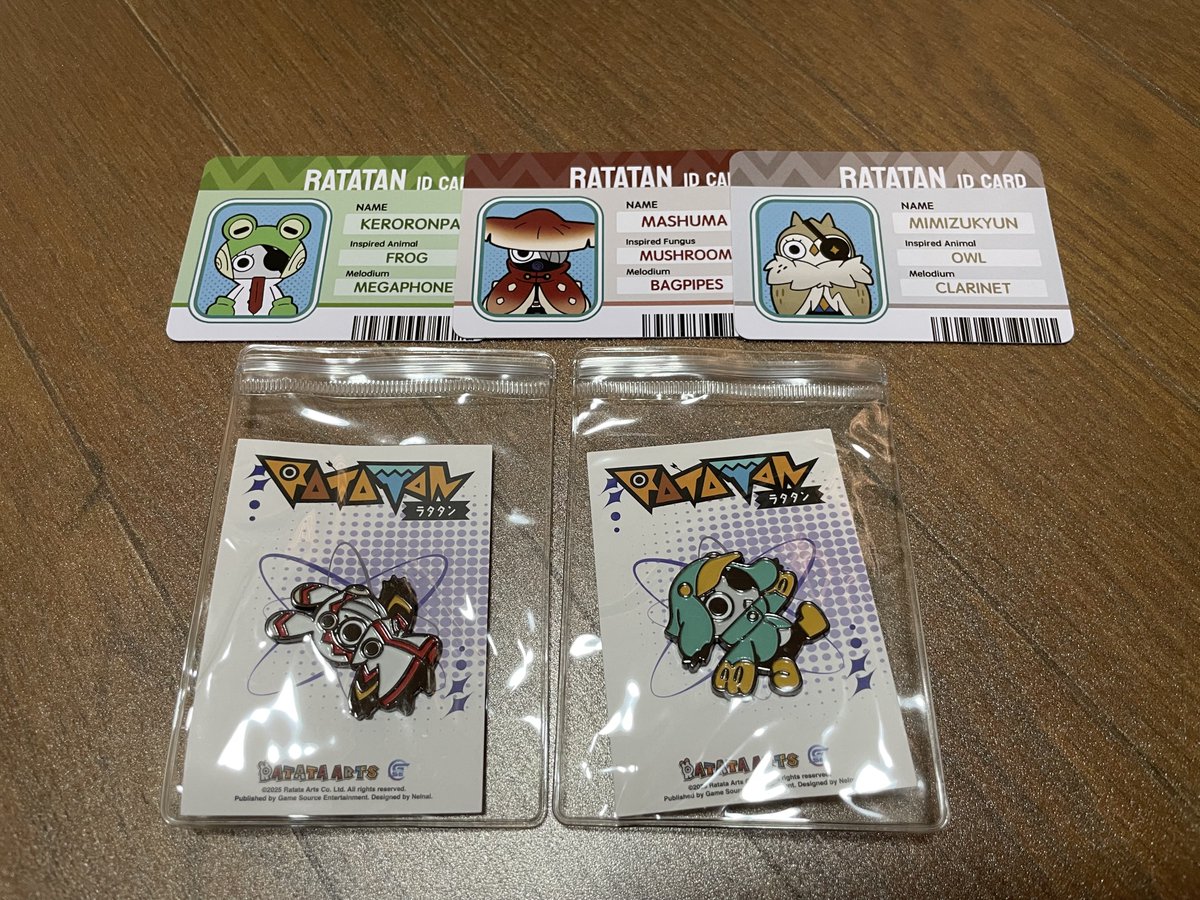 HARUTAcosp's tweet photo. TGS2026ノベルティまとめ（一部）
① CONTROL ResonantTシャツとバッグ
ゲーム面白かったけどヘッドホンがブッツブツでキツかった
②ラタタンピンバッジとカード
昨年に続き2日連続で行けた！欲しかったカモネーロで歓喜
③ダンロンうちわとコトダマキーホルダー
これを貰うには写真をSNSにアップせないかんかったんや
④夜廻三シール
あるとは思わなかったから嬉しい！！
