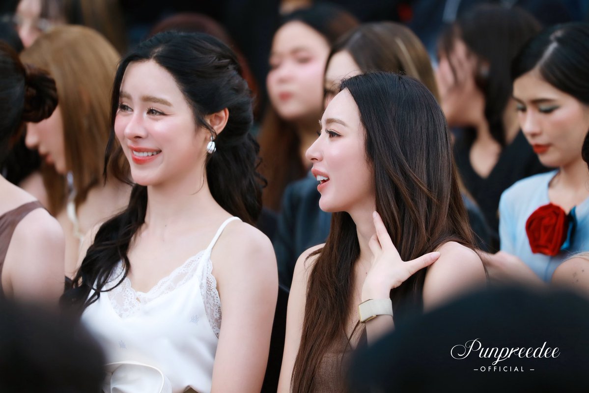 PeaPeaOfficial's tweet photo. เอาภาพน้องพีพีกับพี่เอนจอยมาฝากค้าบบบ คนสวยทั้งสองง~💕🫶🏻 

ENJOY X PRESS EFW2026
PUNPREEDEE AT EFW2026 

#ELLEFashionWeek2026PressxEnjoy
#ELLEFashionWeek2026
#EFW26ATICONSIAM 
#พีพีปุญญ์ปรีดี #punpreedee https://t.co/jG9zuw75gq