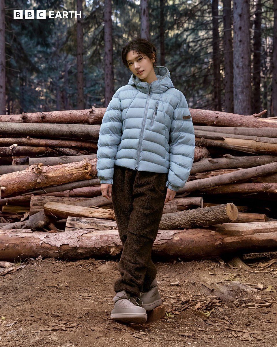 Mhudeokie's tweet photo. —— 𝗪𝗜𝗡𝗧𝗘𝗥 𝗦𝗧𝗔𝗥𝗧𝗦 𝗟𝗜𝗚𝗛𝗧

Get ready for winter with the Goobel packable lightweight goose down jacket. The goose down filling shows through the thin, soft fabric, creating a light and delicate texture.

📸 bbcearthapparel 

#JungSoMin #정소민 #BBCEARTH https://t.co/n96tIteOw3