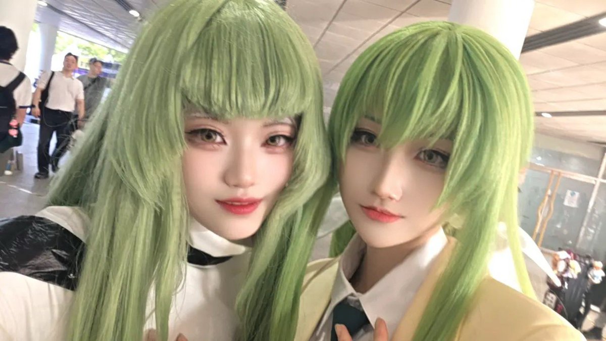 Fall_damage_22's tweet photo. どっちがあなたのC.C?
💚👔 @gjcnsvkf
#코드기어스 #CodeGeass #シー・ツー #コスプレ https://t.co/RhxaVAToec