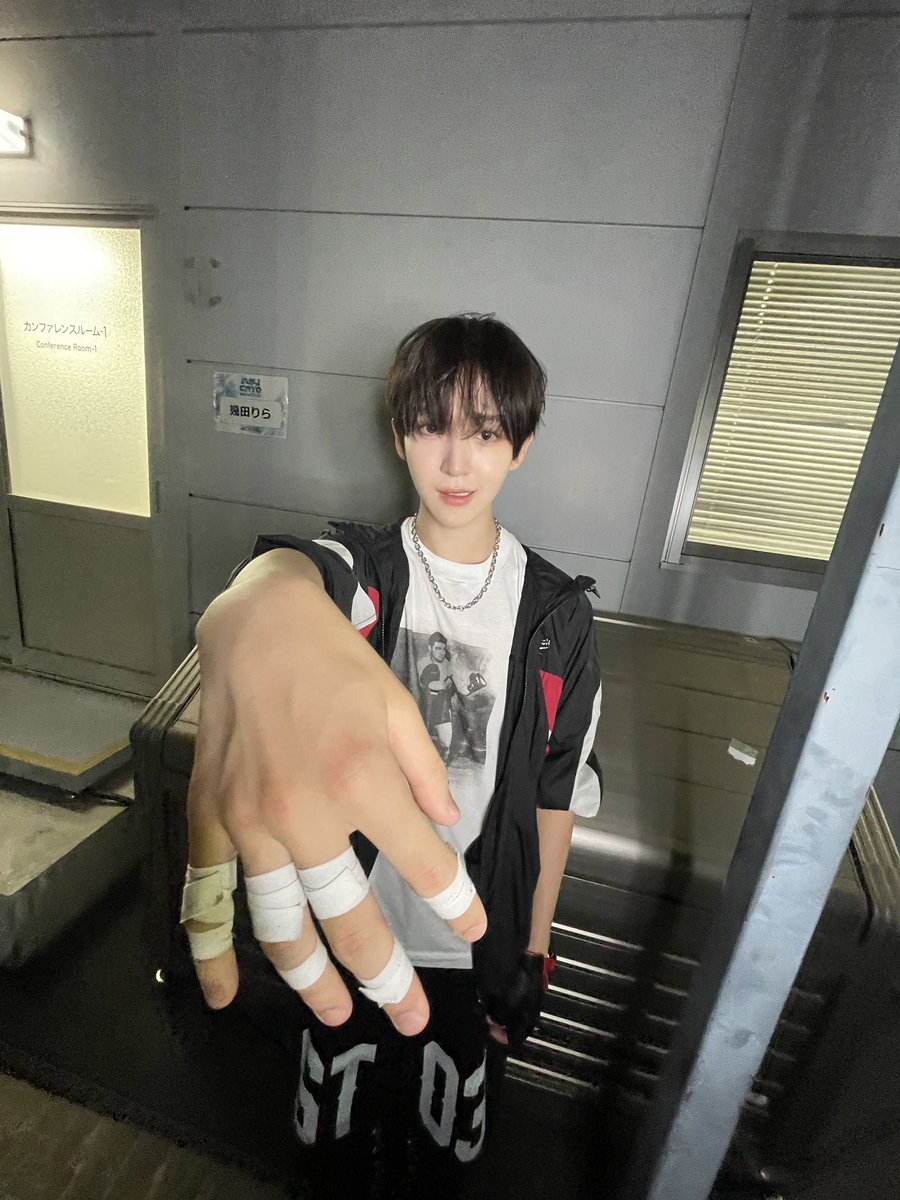 lingoolS2's tweet photo. 본인이 넘어져서 다쳐놓고 누나생각 나서 넘어진거니까 누나탓이라고 하는 연하남미 있으시다 https://t.co/rnsNHnx6Rj