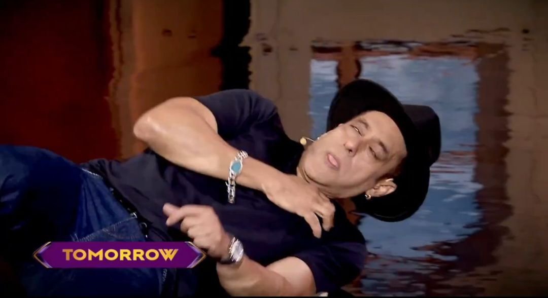 srkrepliedme's tweet photo. I see no difference 

#SalmanKhan https://t.co/0fKBwVlHhc