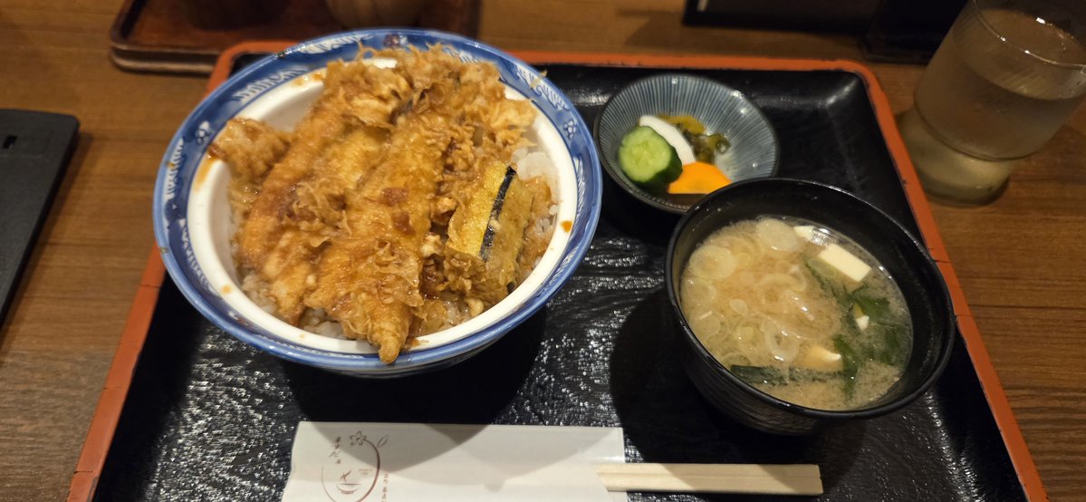 Mue0007's tweet photo. 穴子どーん https://t.co/pFJvvpTFji