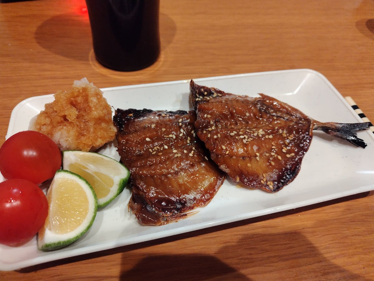 ogurisap's tweet photo. 自分用お土産

アジのみりん干し
おろし＆カボス

うんめっ！結構甘く感じる味付けをおろしとカボスでさっぱり味変しつつ😋
出店のおばちゃんと喋ったら、形悪いやつ1枚サービスしてくれた✌
おばちゃん不在時の看板猫😺 https://t.co/FX4Mf5Vw3o