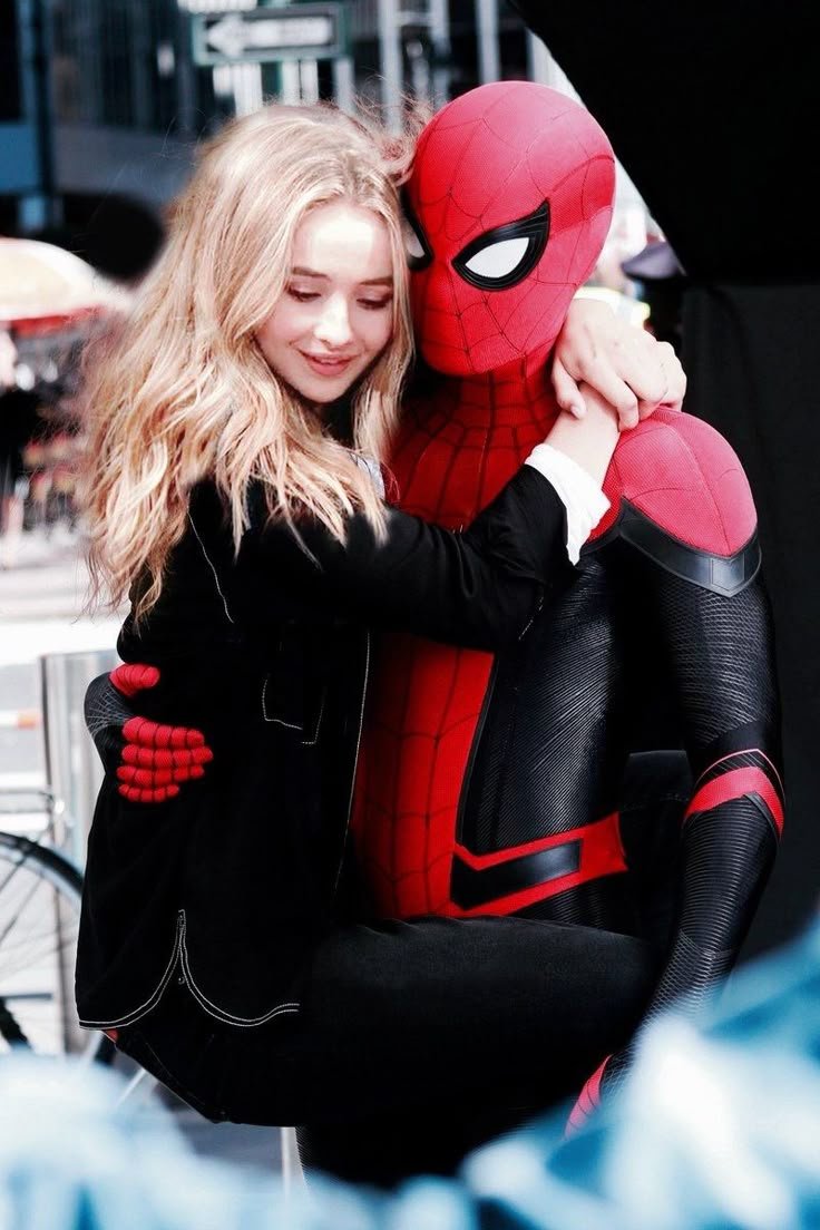Spidey_vecino's tweet photo. Gwen… he intentado concentrarme en patrullar, de verdad. Pero entonces apareces tú y mi sentido arácnido empieza a decirme que hay algo mucho más interesante justo delante de mí. ¿Vas a seguir fingiendo que no sabes el efecto que tienes en mí? 🕷️❤️

@GwenInWebs https://t.co/zdCXHXIOJn