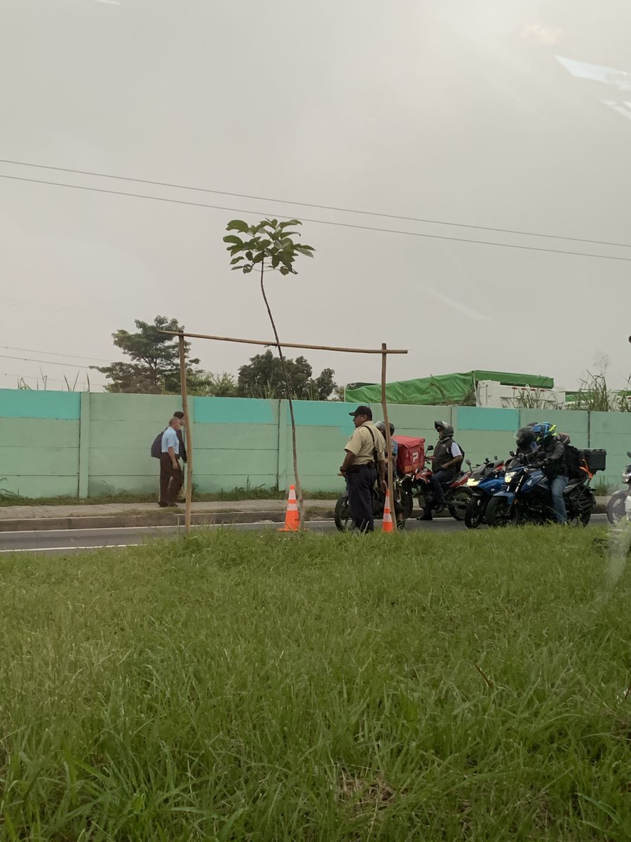 leydiuxES's tweet photo. ¿Quien autoriza a los camineros a cerrar una calle en hora pico? @VMTElSalvador @RomeoHerrera1 @nayibbukele @SanSalvadorEste https://t.co/dh3E3HJdAi