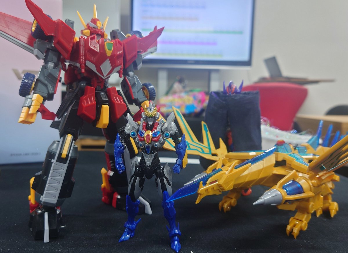 doarapuramo's tweet photo. 重ねた答えを今こそ　ここでかざそう

MODEROIDダイナゼノン初合体🤩
シールすら貼ってないけどカッコよすぎて✨

シレッと別メーカーのグリッドナイト混ざってる
#ありがとう市川工作研究室 https://t.co/eIh1BMAYYV