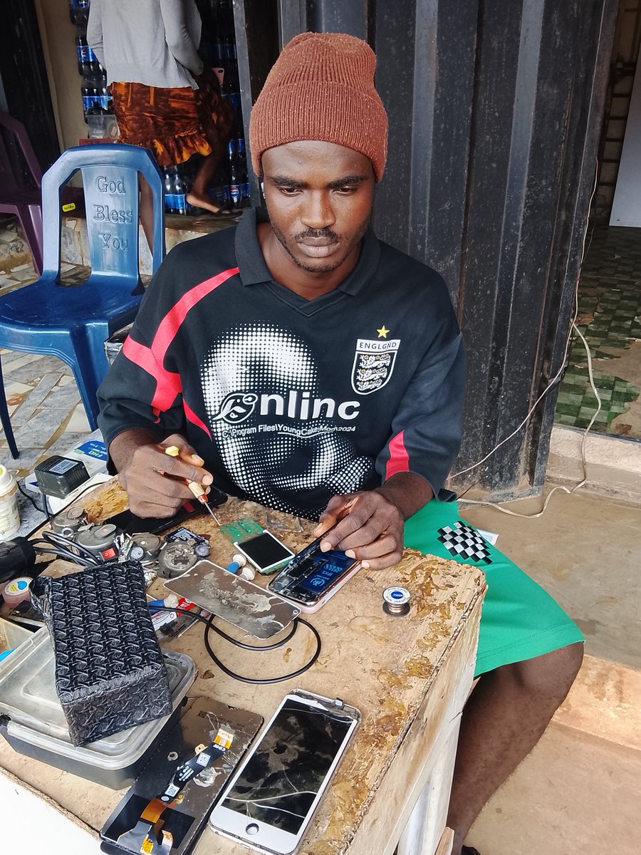 Amaddream_'s tweet photo. 2022, bro, Yahoo nearly destroy my life for Asaba! So my mama advise me make I come out find something do.

Omo, I enter Enugu in 2024 and start dey learn phone work!

Yami, Alhamdulillah, today I dey make at least ₦70k a day just fixing phones! https://t.co/cNfbGDFOof