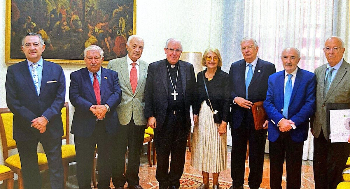 ArzobispoSaiz's tweet photo. Encuentro con la junta directiva del Foro de Opinión Cardenal Niño de Guevara, que nació con el objetivo de fomentar y mantener los principios canónicos de las hermandades, y propiciar actuaciones que contribuyan a conocer mejor la vida de las hermandades de #Sevilla. 

Comienzan el nuevo curso con energías renovadas, dispuestos a ofrecer sus reflexiones sobre temas de actualidad de la Iglesia y la sociedad.