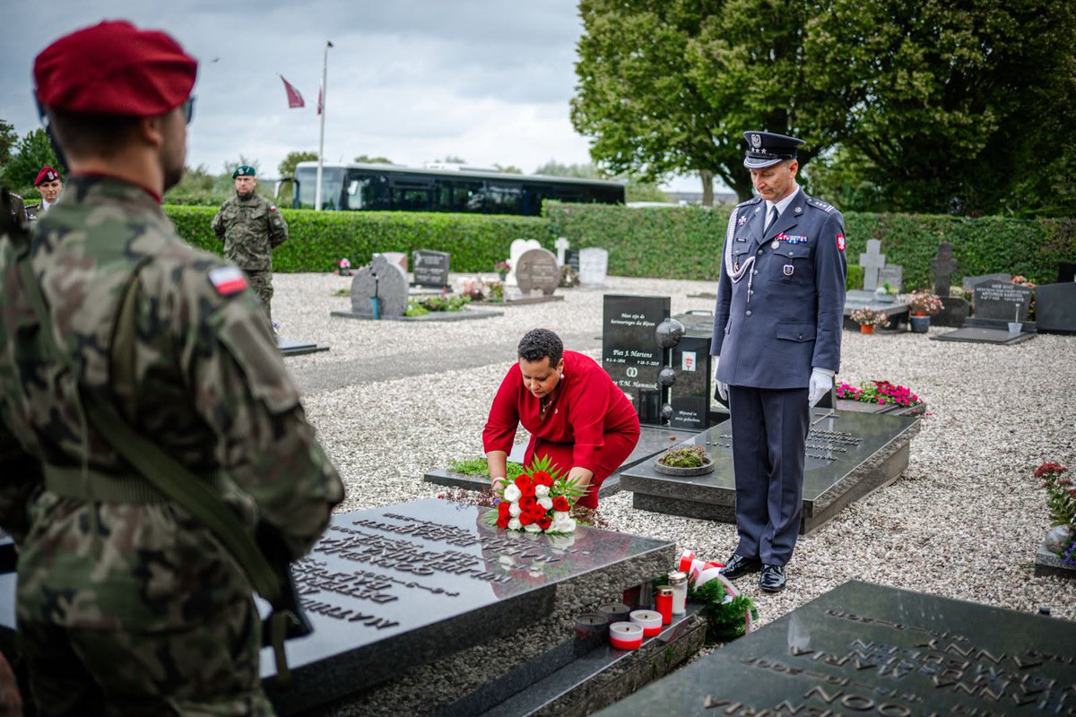 PLinNederland's tweet photo. In Driel, together with @DefensieMin Dilan Yeşilgöz-Zegerius, we honoured Gen. Stanisław Sosabowski and the 1st Independent Parachute Brigade, who took part in the operation #MarketGarden.

Their heroism and sacrifice still unite 🇵🇱🇳🇱🇬🇧 through memory, gratitude and friendship. https://t.co/hDKw9Jhqo9