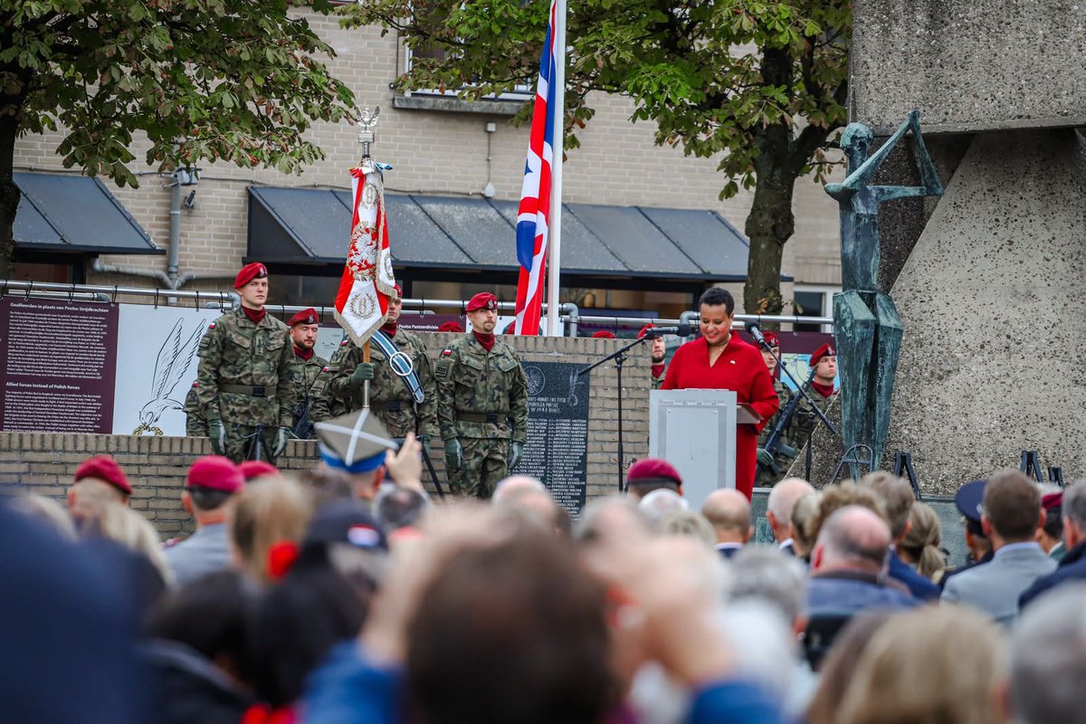 PLinNederland's tweet photo. In Driel, together with @DefensieMin Dilan Yeşilgöz-Zegerius, we honoured Gen. Stanisław Sosabowski and the 1st Independent Parachute Brigade, who took part in the operation #MarketGarden.

Their heroism and sacrifice still unite 🇵🇱🇳🇱🇬🇧 through memory, gratitude and friendship. https://t.co/hDKw9Jhqo9
