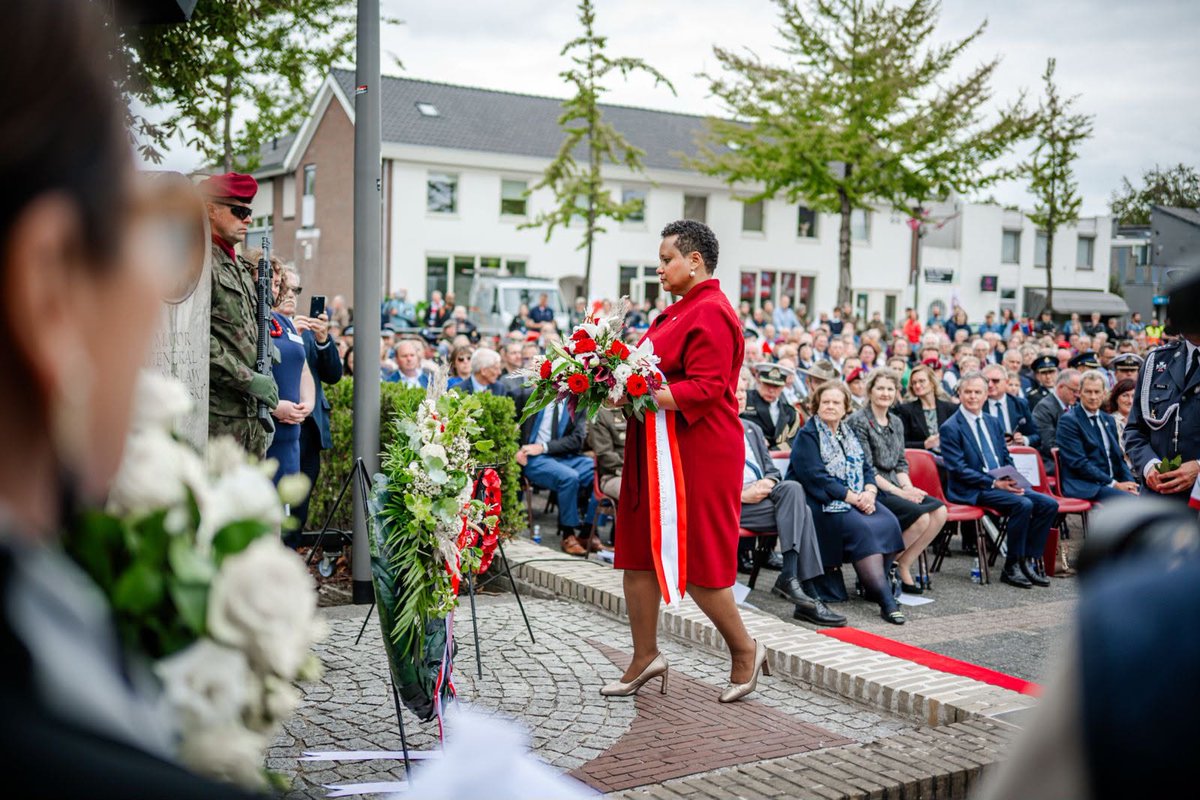 PLinNederland's tweet photo. In Driel, together with @DefensieMin Dilan Yeşilgöz-Zegerius, we honoured Gen. Stanisław Sosabowski and the 1st Independent Parachute Brigade, who took part in the operation #MarketGarden.

Their heroism and sacrifice still unite 🇵🇱🇳🇱🇬🇧 through memory, gratitude and friendship. https://t.co/hDKw9Jhqo9
