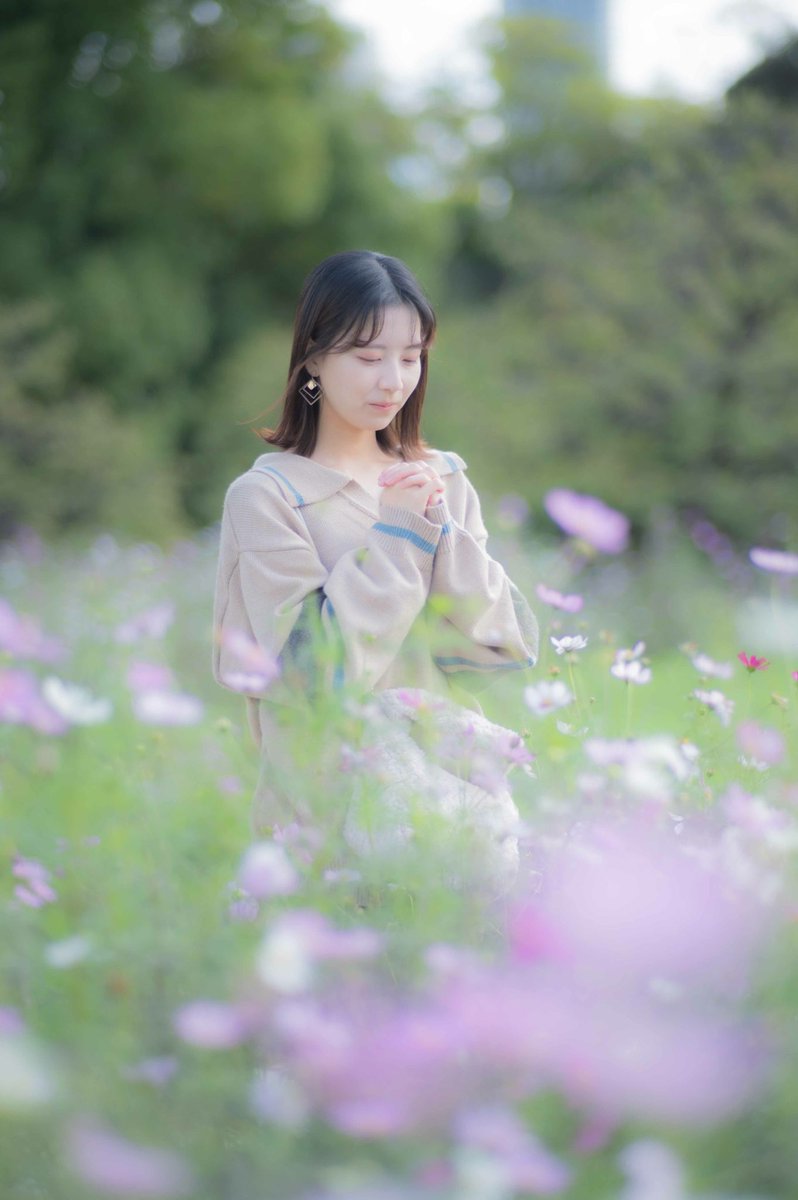 Franz20211's tweet photo. コスモス畑の祈り

model :#羽咲ひまり さん（@hima_himari_Wa ）

今年もまたコスモスで撮れるだろうか． https://t.co/cvLzTxvO3h