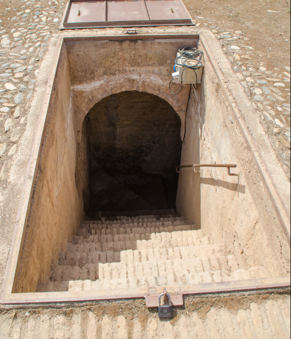 trastamara_ana's tweet photo. Año 1492. El pendón de los #ReyesCatólicos ondea en la Torre de la Vela de la Alhambra, pero el conde de Tendilla sabe que la conquista es frágil si la fortaleza no puede sostener a su propia gente. Su respuesta a este desafío no fue alzar torres ni murallas visibles, sino excavar en las entrañas de la fortaleza una monumental catedral líquida. Así nació el aljibe más grande de la historia nazarí-castellana, una de las obras de ingeniería más ambiciosas del siglo XV.

Tras la toma de Granada en 1492, los #ReyesCatólicos nombraron a don Íñigo López de Mendoza y Quiñones, segundo conde de Tendilla, como primer alcaide de la Alhambra. Consciente de que el suministro de agua existente era insuficiente para la nueva población, guarnición y corte que habitarían el recinto, impulsó y financió la construcción de un gran depósito subterráneo.

Las obras comenzaron prácticamente de inmediato, en 1492 (constan compras de materiales como ripias para las bóvedas en octubre de ese año), y el depósito quedó completamente terminado en mayo de 1494.

Fue una obra faraónica para la época que superó el millón y medio de maravedís. 
El famoso viajero alemán Jerónimo Münzer, que visitó Granada en 1494, quedó tan fascinado por la magnitud de la estructura que la describió como "una obra tan estupenda, que no se da más".

Se trata del aljibe más grande de la Alhambra. Consta de una estructura subterránea rectangular dividida en dos grandes naves paralelas de unos 34 metros de longitud, 6 metros de ancho y una altura de 8 metros. Ambas naves se comunican entre sí a través de seis vanos con arcos de medio punto.
Todo el edificio se construyó en ladrillo. 
Las naves se cubren con bóvedas de cañón reforzadas por arcos fajones. 
Para garantizar la estanqueidad, el interior se revistió con un característico estuco rojizo impermeable y una cuidada solería.   

Se abastecía directamente derivando caudal desde el ramal principal de la Acequia del Rey (la Acequia Real). El agua se almacenaba allí para garantizar el consumo durante todo el año, especialmente en los meses de sequía o verano.

La documentación histórica revela que el aljibe se vaciaba rigurosamente todos los años (por lo general en el mes de enero). Esto permitía limpiar el fondo, retirar el cieno, el verdín y la cal incrustada para mantener el agua limpia y potable.

Contaba con un guarda o responsable encargado de custodiarlo y de manejar las garruchas, cadenas y cubos de cuero con los que se extraía el agua a través de los brocales situados en la superficie de la plaza.

Hoy en día, la plaza que se extiende entre la Alcazaba y los Palacios Nazaríes toma su nombre precisamente de este gigantesco depósito subterráneo que lleva el sello del conde de Tendilla.

El patrocinio y la construcción del gran aljibe de la Alhambra no quedaron solo en los registros contables de la época: el propio conde de Tendilla quiso dejar constancia física de su obra a través de una lápida conmemorativa.

Aunque la obra hidráulica se encuentra en el subsuelo de la Plaza de los Aljibes, la placa conmemorativa original fue colocada estratégicamente en una de las zonas de tránsito principal de la fortaleza: al salir de la Puerta de la Justicia, justo en dirección hacia el interior del recinto monumental.

Más allá de ser una simple firma institucional, esta lápida dejaba patente el esfuerzo personal y financiero que la Casa de Tendilla aportaba para consolidar el nuevo asentamiento castellano bajo el amparo de los #ReyesCatólicos.

La próxima vez que contemples la grandiosidad de la Alhambra, recuerda que su mayor fortaleza no está solo en lo que se alza desafiante hacia el cielo, sino en lo que late en silencio bajo sus entrañas.

#HistoriadeEspaña
#Granada