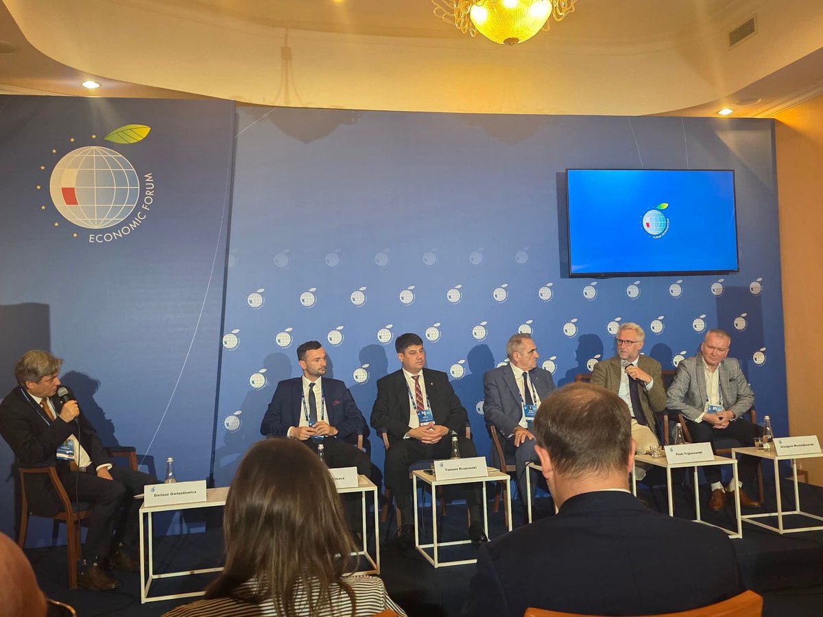 RobertMaslak's tweet photo. "Z dzikami mamy jak z odpadami. Nikt ich nie chce w pobliżu siebie" - powiedział przedstawiciel Lasów Miejskich w Warszawie w czasie panelu myśliwskiego PZŁ w ramach Forum Ekonomicznego w Karpaczu. Byłem na Forum - przesłanie z tego panelu w jednym zdaniu to - zwierzęta nam zagrażają na wszystkie możliwe sposoby: gryzą, zabijają, niszczą plony, roznoszą choroby i pasożyty. Myśliwym pozostaje już tylko straszenie.