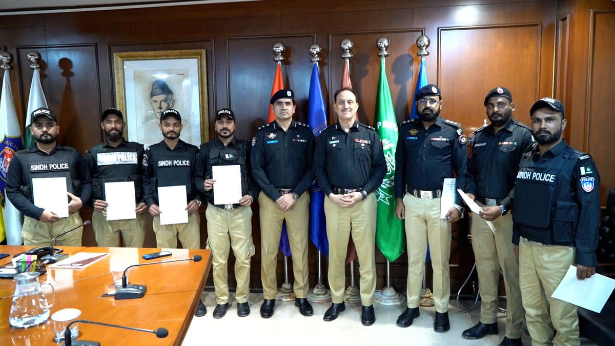 SindhPoliceDMC's tweet photo. ایڈیشنل آئی جی کراچی آزاد خان کی ڈسٹرکٹ سینٹرل میں بہترین کارکردگی پر افسران و اہلکاروں کی حوصلہ افزائی۔ ایس ایس پی سینٹرل کو Appreciation Letter جبکہ ایس ایچ اوز اور شاہین فورس اہلکاروں کو تعریفی اسناد و کیش ریوارڈ دیے گئے۔

#KarachiPolice #SindhPolice #AzadKhan https://t.co/yauP11gNzs