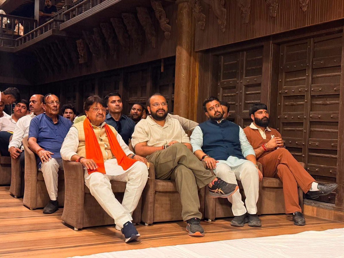 manojsthakur's tweet photo. मध्य प्रदेश में ‘सेवा संकल्प यात्रा’ के आगमन के अवसर पर ग्रैंड माचल रिसोर्ट में रात्रि विश्राम के दौरान सभी यात्रियों का आत्मीय स्वागत एवं अभिनंदन किया।

इस अवसर पर रात्रि भोज के साथ कवि सम्मेलन, भजन-कीर्तन एवं सांस्कृतिक कार्यक्रमों का आयोजन हुआ। https://t.co/1WgSRlYUf2