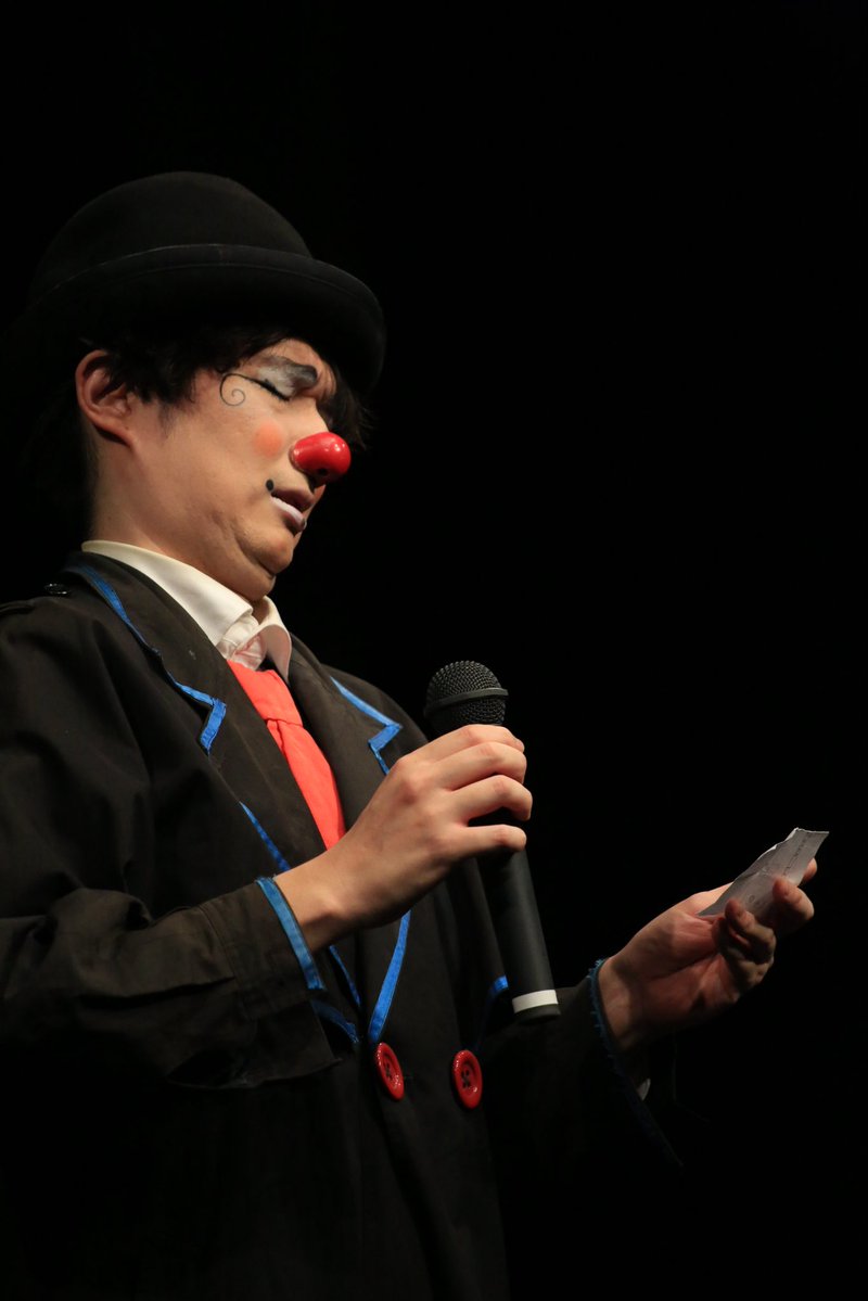 mine_clown's tweet photo. 9/20 オレンジサーカス
足長に対抗して足短をしたり、文字が読めなくてお客さんに読んでもらったり、とても楽しい時間でした。

演技の準備や間持たせをいい感じに頼む！客絡みもいい感じに！(意訳)という雑なオーダーをしてくれるのが嬉しい。自分の出番じゃない時に出るのが好きなので。 https://t.co/gUjwQx4KCB