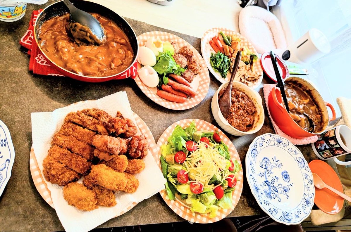 toramadmis's tweet photo. うちでカレーパーティしたよ🍛
3種のカレーにトッピングし放題✌️

3人なのに12人前くらい作ってしまったので、しばらくカレー生活です😂

火村家のお二人ありがと��！
白湯ちゃんいつでもきてね！ https://t.co/0vqPF2CYmX