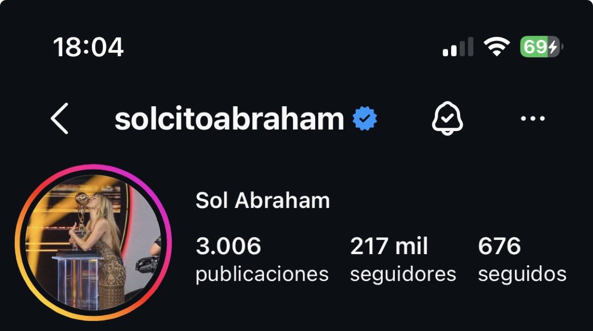 Florsolangista's tweet photo. 🚨 AHORA: LES VA A DOLER TODA LA VIDA

SOL puso de perfil en INSTAGRAM su foto besando la copa. Para que lloren más los que dicen que se gana GH con seguidores 😂
#GranHermano #GranHermanoUy https://t.co/YwFGhpElMh