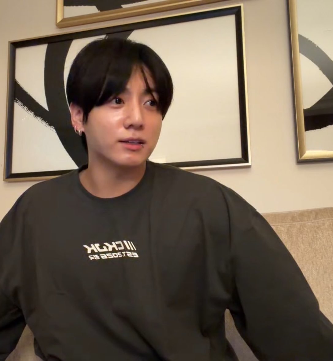 mailo7072's tweet photo. I took this ss during his last live 🥹 he looked so pretty, especially barefaced like this… I miss Jungkook sm😣😭 https://t.co/oGT8bFbZ1S