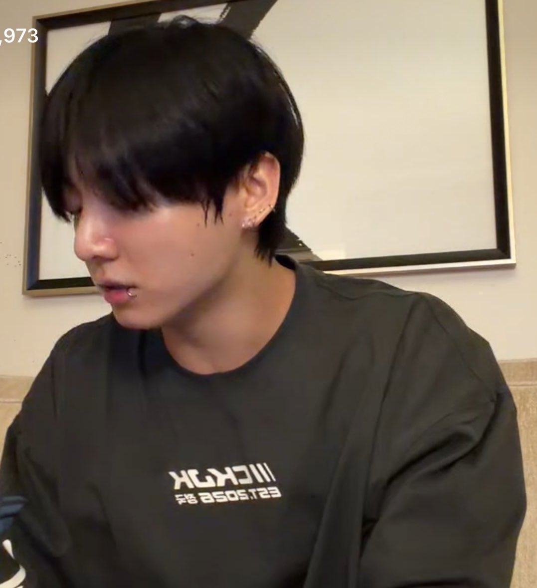 mailo7072's tweet photo. I took this ss during his last live 🥹 he looked so pretty, especially barefaced like this… I miss Jungkook sm😣😭 https://t.co/oGT8bFbZ1S