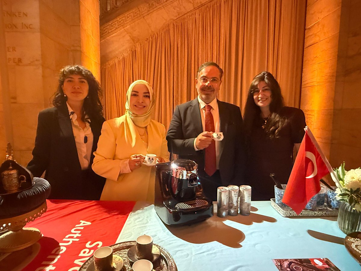cigdemerdogantr's tweet photo. 📍Birleşmiş Milletler 81. Genel Kurulu

Cumhurbaşkanımız Sayın Recep Tayyip Erdoğan’ın liderliğinde bulunduğumuz Birleşmiş Milletler 81. Genel Kurulu’nda Ticaret Bakanımız Sayın Ömer Bolat ile birlikteyiz.

DEİK ve TAİK tarafından New York Public Library’de düzenlenen resepsiyonda Türk ve Amerikan iş dünyasının temsilcileriyle bir araya geldik.