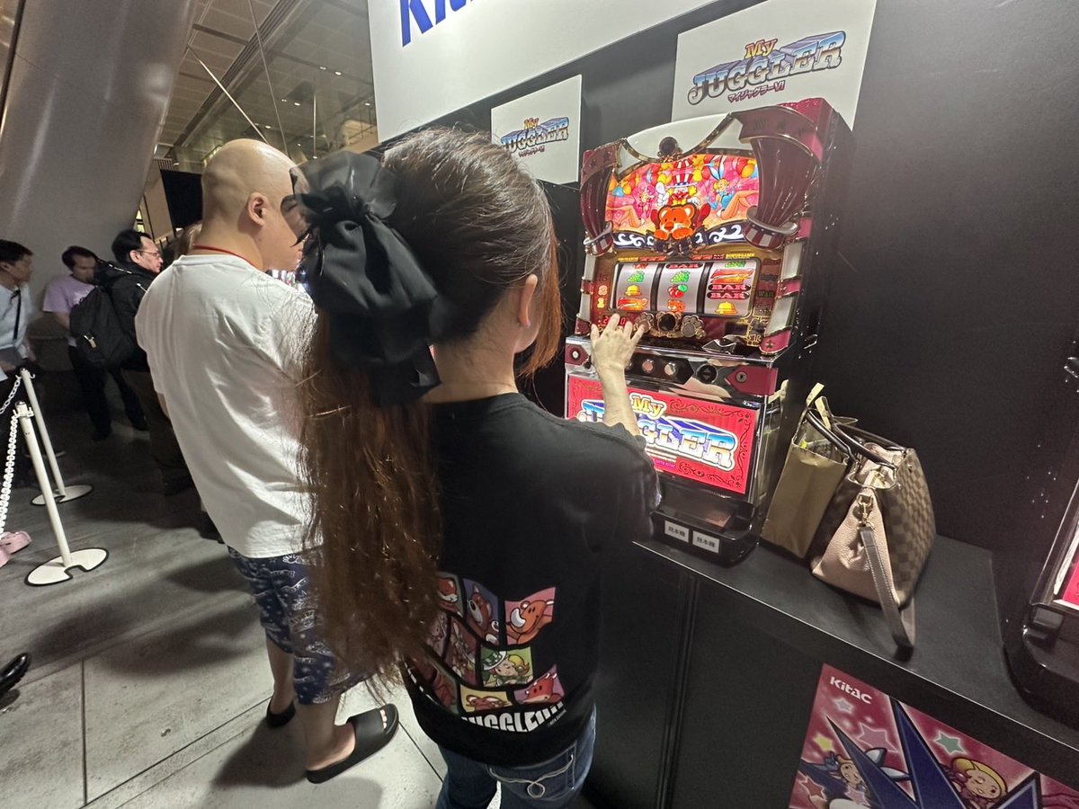 Kanami_luv's tweet photo. そうです。

物販の列でブーブー吠えて

システム不良やばすぎて
イベント1番に並んだ物販列が
1番バカをみる結果になったことに対して
staffに原稿用紙10行分くらい
文句言ったのは

この私です。

ﾄﾞﾓｱﾘｶﾞﾄｰ

 #今日1日ありがとうございました https://t.co/udlDm1Hzzh