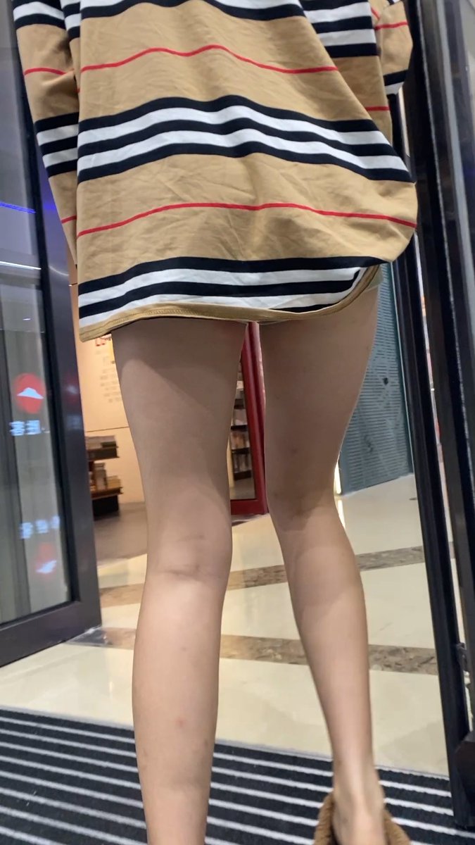 Dazheai's tweet photo. 妹子白腿真不错，但仔细看发现小穴旁边红了一片，被草的？还是做脱毛了😂记得进群看完整版哦😍～  #街拍 #美女 #丝袜 #美腿 #foot #legs https://t.co/jlIpcRyiur
