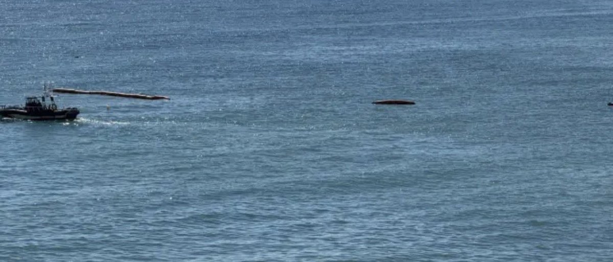 LRsecreta's tweet photo. Se desinfla parte de la boya instalada en la frontera marítima del Tarajal en Ceuta 🇪🇸 

👉…¿el tema de la frontera se soluciona con otro parche? ⛔️ https://t.co/oGlmX6f3iT