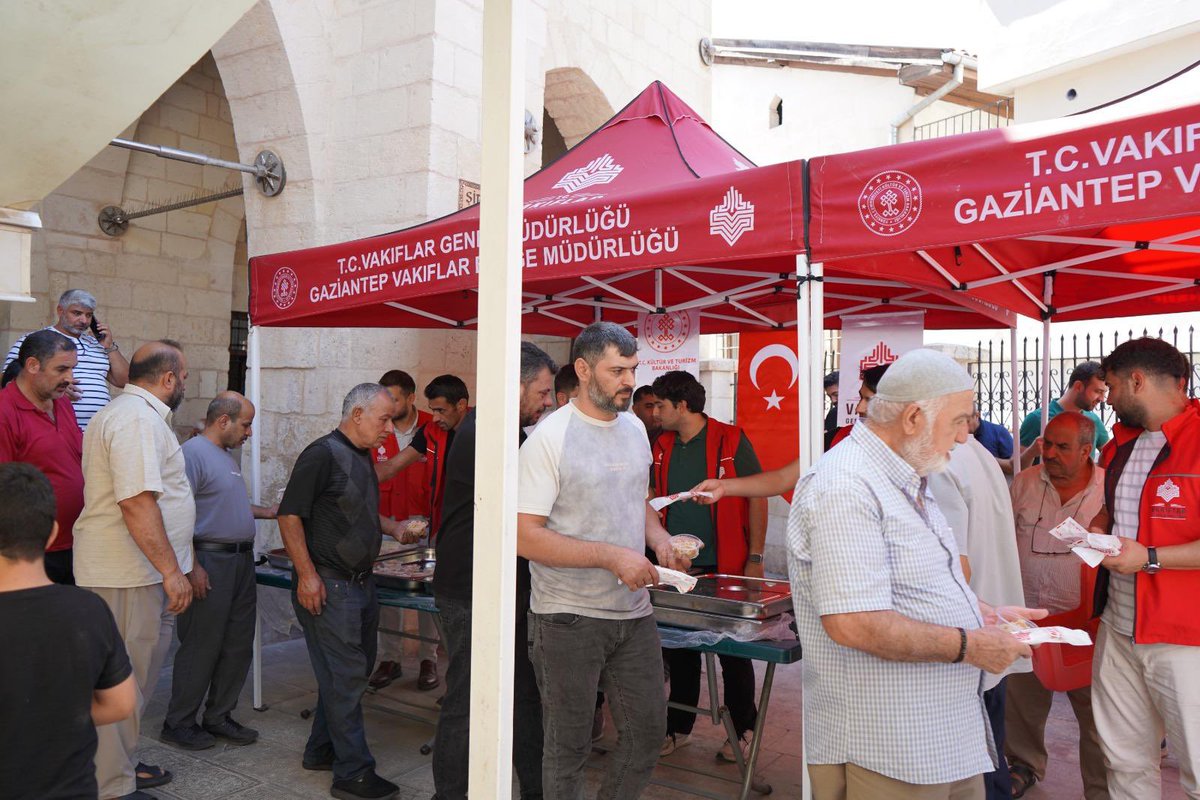 GaziantepVBM's tweet photo. 1001 Hayır Hizmeti: Helva İkramı

Vakıflar Genel Müdürlüğümüzün 1001 Hayır Hizmeti kapsamında; Amasya’da 1194 H. (1780 M.) yılında kurulan, hayır şartı “Helva Dağıtan Vakıf” olan Ahmed Efendi Bin Hasan Vakfı’nın vakfiyesi doğrultusunda, Bölge Müdürlüğümüz sorumluluk alanında vefat eden kimsesiz ve ihtiyaç sahibi bir vatandaşımız adına Şirvani Camii’nde helva ikramı gerçekleştirildi.

Ecdadımızın bizlere bıraktığı vakıf medeniyetinin hayır şartlarını yaşatmaya devam ediyoruz.@VakiflarGM 
#1001HayırHizmeti #VakıfMedeniyeti