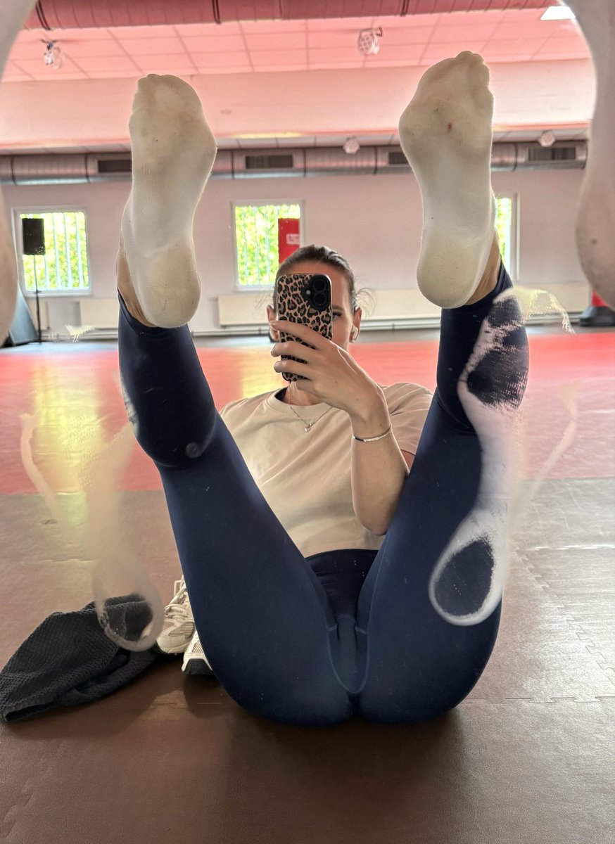lovely__socks's tweet photo. Na Loser…. Hast du mich vermisst? 😌
#sweatysocks
#feetworshi̇p #feetlover #soles #stinkyfeet #sockslover #wornsocks #dominant #sockenliebe #toes #sweatyfeet #getragenesocken https://t.co/2niK5Btg90