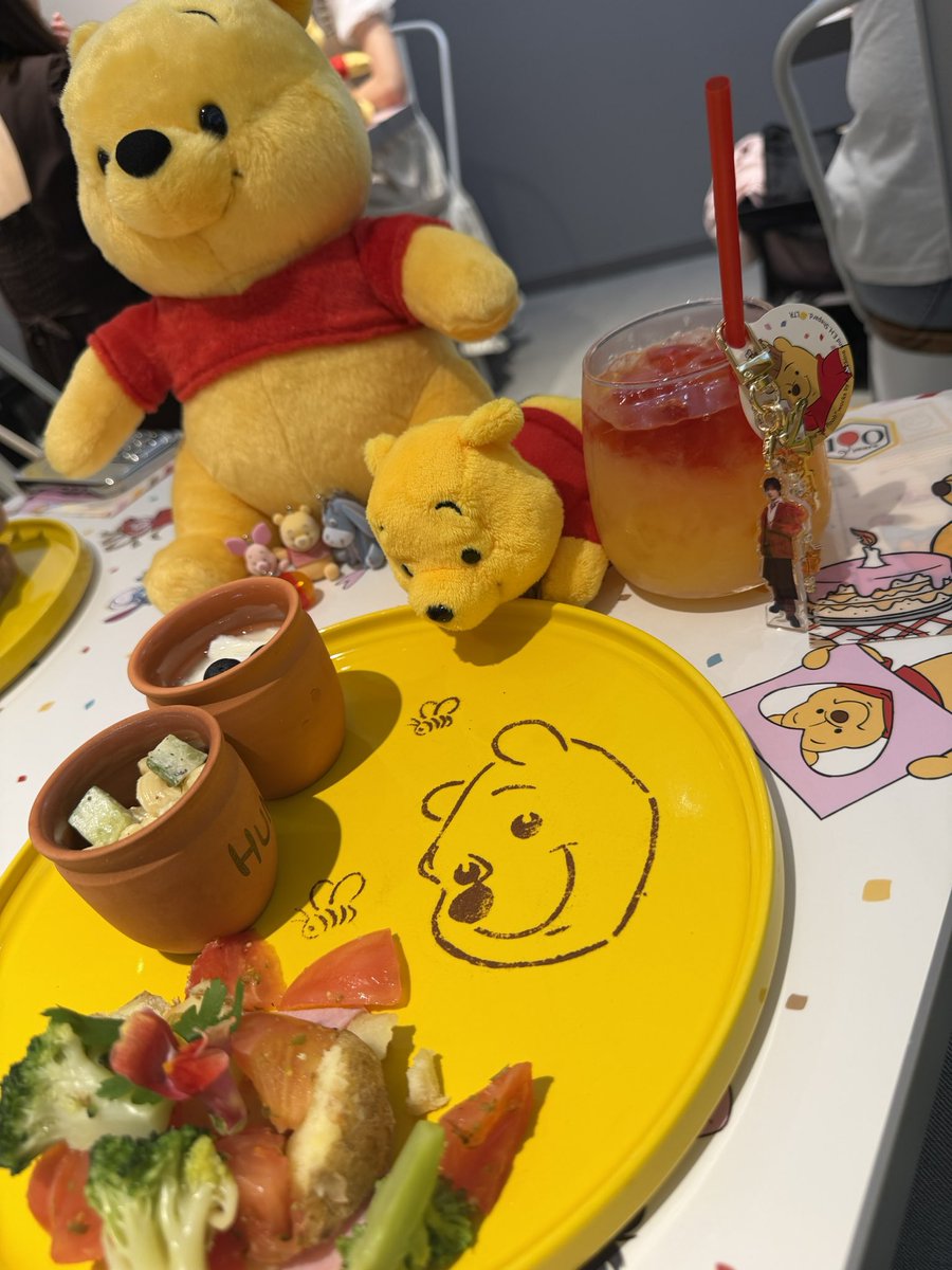 arieodd227's tweet photo. 今日プー友とプーカフェいったもんでこっそり浮所くん忍ばせバレずに成功🥺︎🫶🧡 https://t.co/aJ5htLxG7H