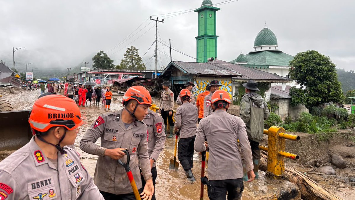 Amigoaur4's tweet photo. Polri bersama unsur gabungan langsung bergerak melakukan SAR, evakuasi, pencarian korban, pembersihan material, pengamanan, dan pembukaan akses akibat bencana banjir bandang (galodo) menerjang Arosuka, Kabupaten Solok, Senin (21/9/2026) malam. https://t.co/caD8DQwXFU
