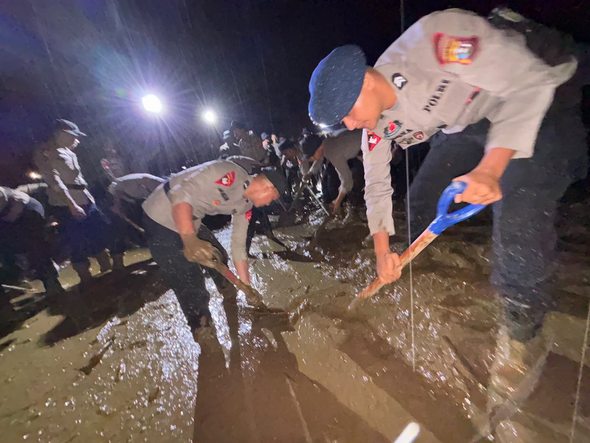 Amigoaur4's tweet photo. Polri bersama unsur gabungan langsung bergerak melakukan SAR, evakuasi, pencarian korban, pembersihan material, pengamanan, dan pembukaan akses akibat bencana banjir bandang (galodo) menerjang Arosuka, Kabupaten Solok, Senin (21/9/2026) malam. https://t.co/caD8DQwXFU