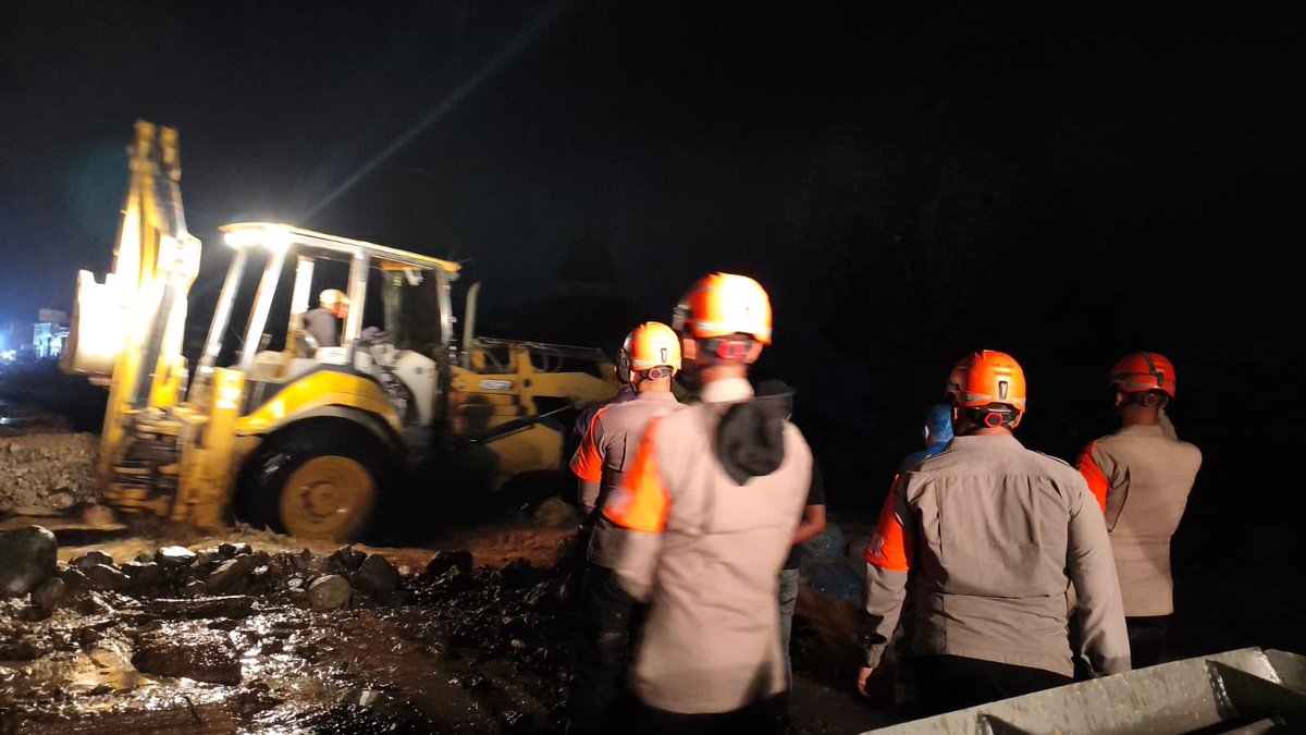 Amigoaur4's tweet photo. Polri bersama unsur gabungan langsung bergerak melakukan SAR, evakuasi, pencarian korban, pembersihan material, pengamanan, dan pembukaan akses akibat bencana banjir bandang (galodo) menerjang Arosuka, Kabupaten Solok, Senin (21/9/2026) malam. https://t.co/caD8DQwXFU