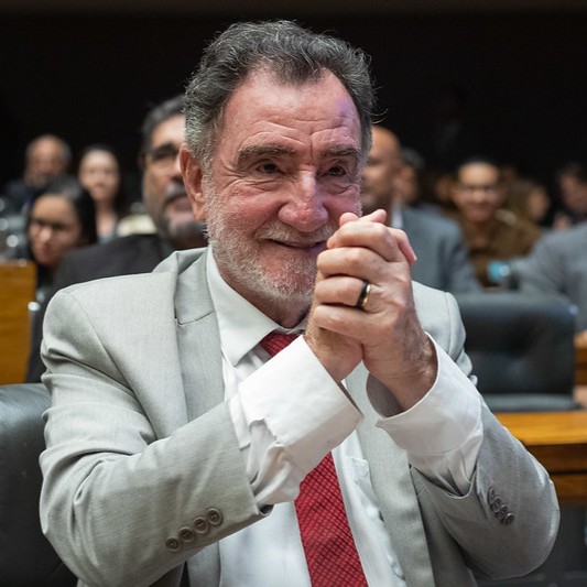 ptbrasil's tweet photo. SEGUE A ESTRELA! Candidato do PT, Patrus Ananias, registra empate na disputa pelo governo em Minas Gerais no 2º turno, mostra pesquisa Real Time Big Data. Sem descanso até as urnas fecharem, vote 13! ⭐ https://t.co/ZYcBVcHSpT