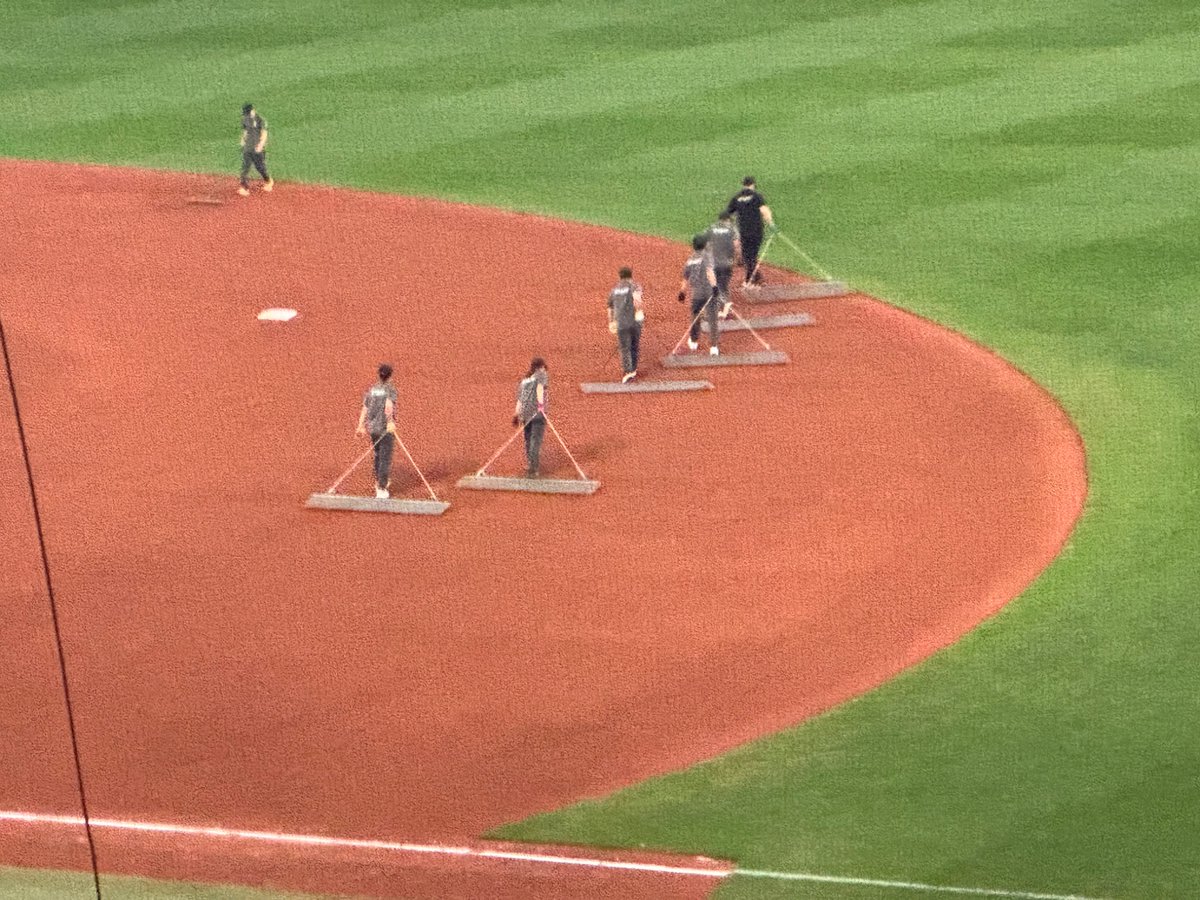 toppi0102's tweet photo. ゲーム終了時にグランド整備してた理由が今わかった
 #lovefighters https://t.co/zyWHBX5k6X